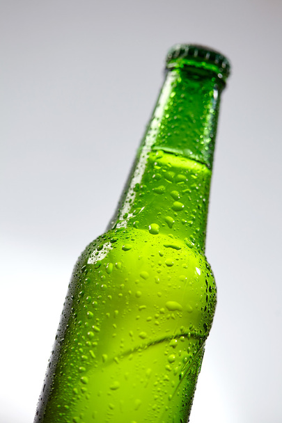 Frasco de cerveza verde con gotas - Foto, imagen