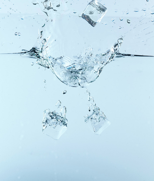 Кубики льда в воде - Фото, изображение