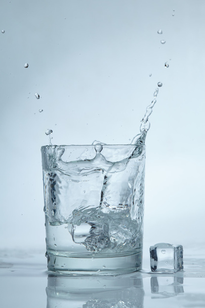 Cubos de hielo en el agua - Foto, imagen