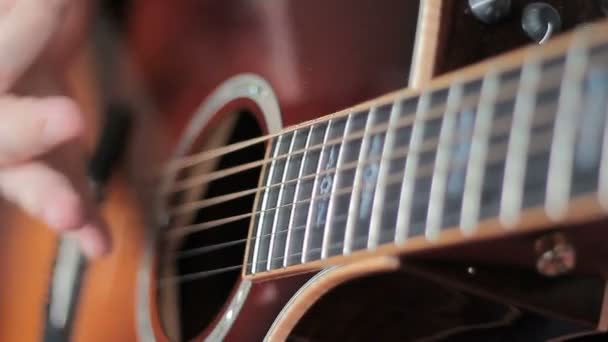 Mann mit Tätowierung spielt akustische Gitarre - Filmmaterial, Video