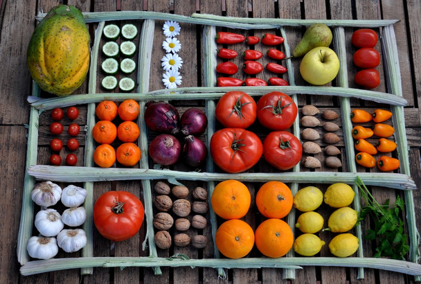 hedelmät, vihannekset ja päivänkakkarat pöydällä
 - Valokuva, kuva