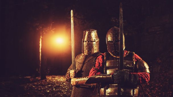 Escouade de deux chevaliers médiévaux
 - Photo, image