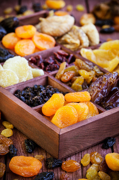 Různé sušené ovoce v dřevěné krabici - Fotografie, Obrázek
