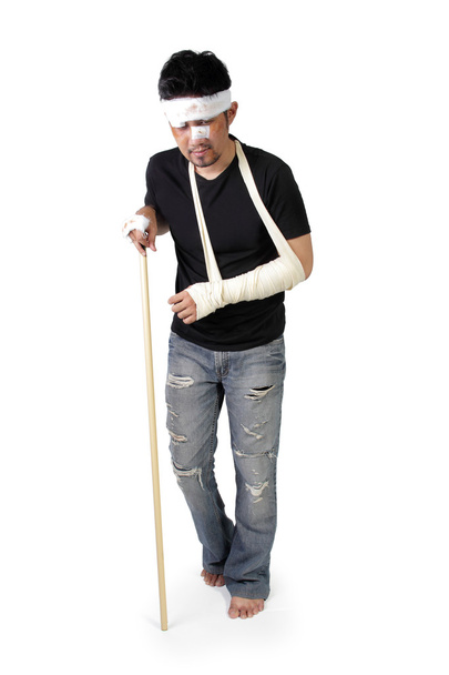 Homem ferido andar com vara de corpo inteiro
 - Foto, Imagem