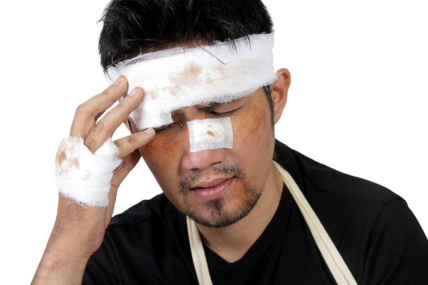 Closeup člověk cítí bolest na jeho hlavu, izolované - Fotografie, Obrázek