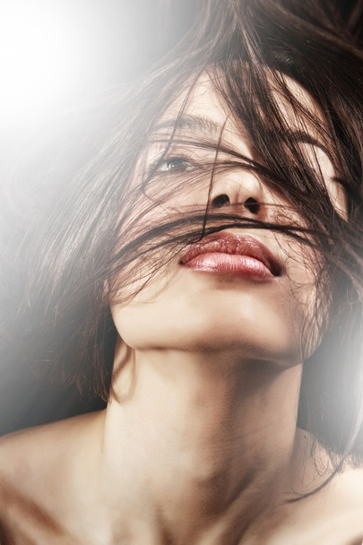 vrouw met sensuele lippen en haren in beweging - Foto, afbeelding