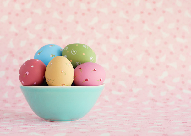 easter eggs in green bowl - Fotografia, imagem