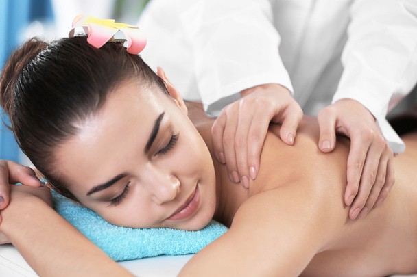 vrouw ontspannen met hand massage  - Foto, afbeelding