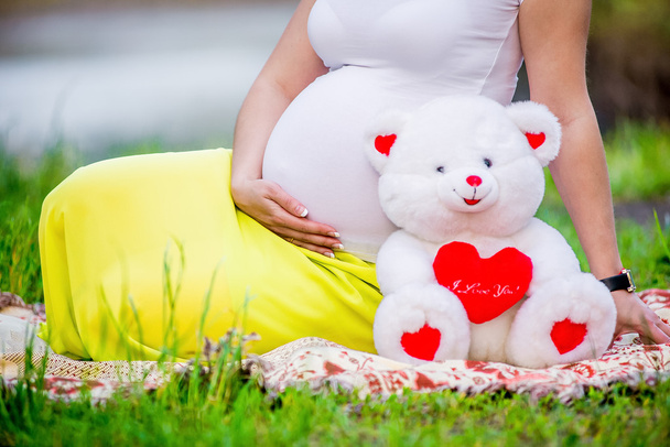 Живіт вагітної крупним планом
 - Фото, зображення