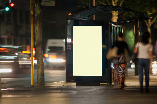 Refugio de autobús publicidad al aire libre
 - Foto, imagen