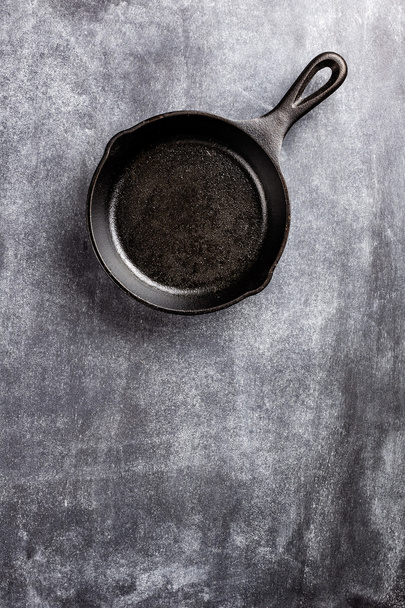 cast iron pan - Фото, изображение