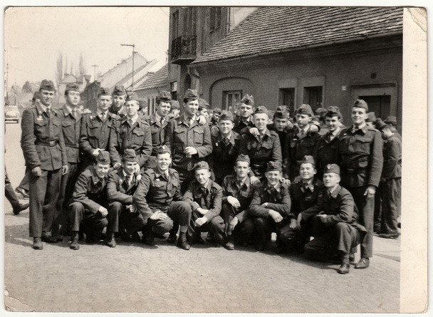 Vintage fotó mutatja csoport katonák az utcán. - Fotó, kép