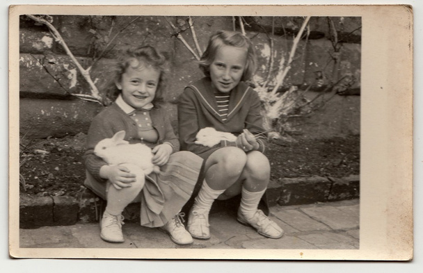 Foto vintage muestra niñas y conejos durante la Pascua
. - Foto, imagen