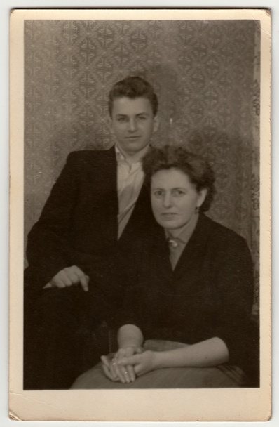 Ein Oldtimer-Foto zeigt Mutter mit pubertierendem Sohn. - Foto, Bild
