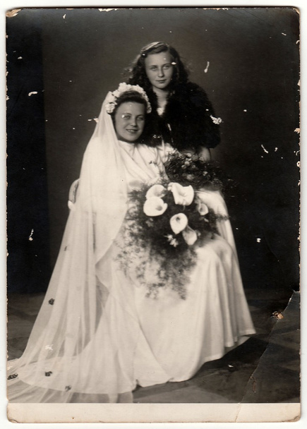 Ein Vintage-Foto zeigt die Braut mit ihrer Freundin. - Foto, Bild