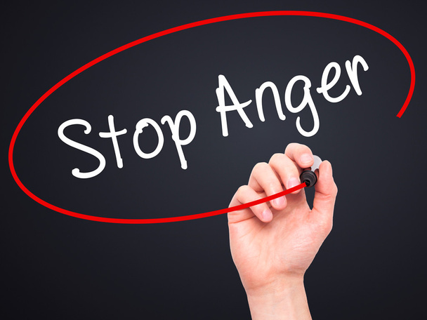 Человек рукой пишет остановить гнев с черным маркером на визуальном экране
 - Фото, изображение