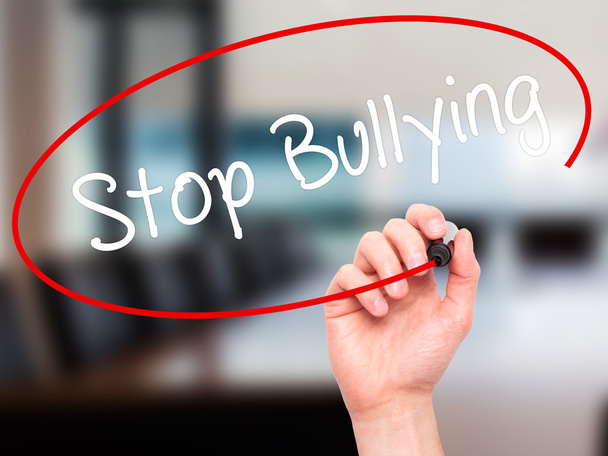 Мужчина написал Stop Bullying черным маркером на визуальном шраме
 - Фото, изображение