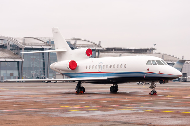 estacionado avião privado na pista perto do terminal do aeroporto. branco cívico, jato moderno
 - Foto, Imagem