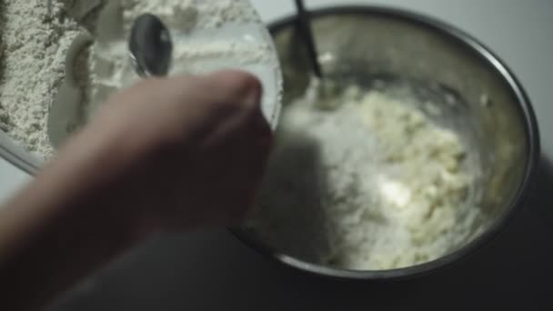 Γυναίκα προετοιμάζει τη ζύμη για τα μπισκότα - Πλάνα, βίντεο