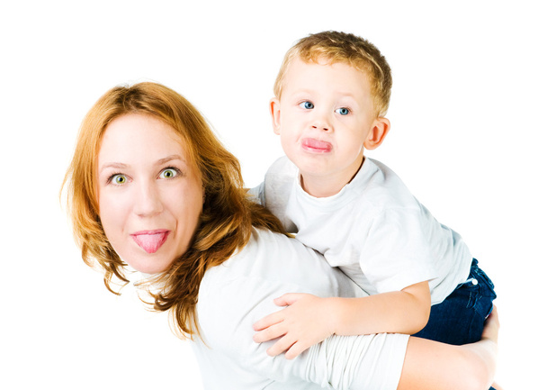 Mujer e hijo sacando lenguas
 - Foto, Imagen