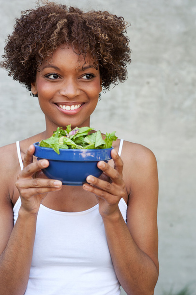 Pretty African American woman with salad - Foto, afbeelding