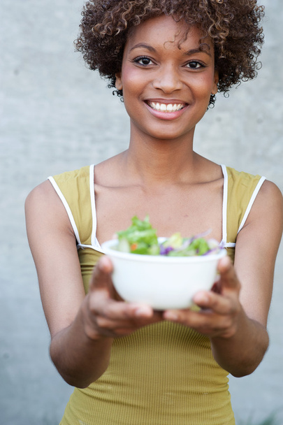 vrij african american vrouw met salade - Foto, afbeelding