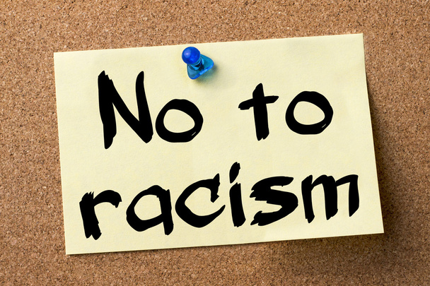 No to racism - adhesive label pinned on bulletin board - Foto, Imagen