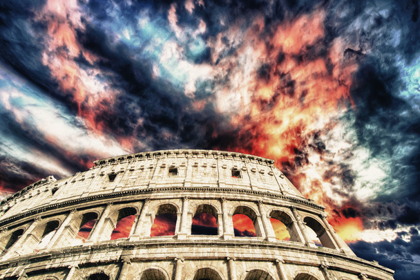 Красивое небо над Колизеем в Риме
. - Фото, изображение