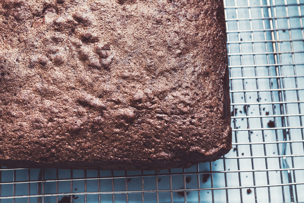 Chiudere sopra la testa di torta brownie al cioccolato su rack filo
 - Foto, immagini