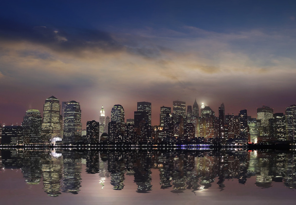 valaistu Manhattan kaupunkikuva yöllä, New York City, Yhdysvallat
 - Valokuva, kuva