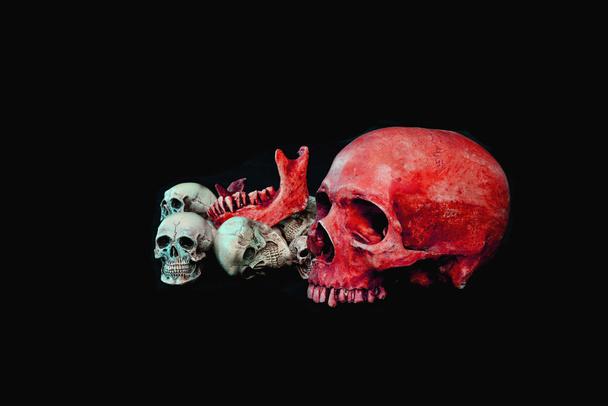 Mnoho hlav červená lebka černé pozadí - Fotografie, Obrázek