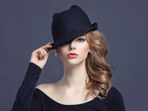 beautiful young woman in hat - Фото, зображення