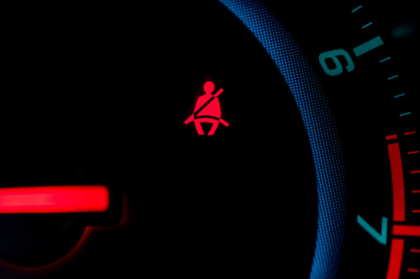 значок ременя безпеки на приладовій панелі автомобіля
 - Фото, зображення