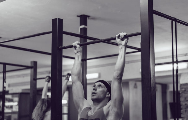 Man doing exercises on the horizontal bar - Foto, Imagem