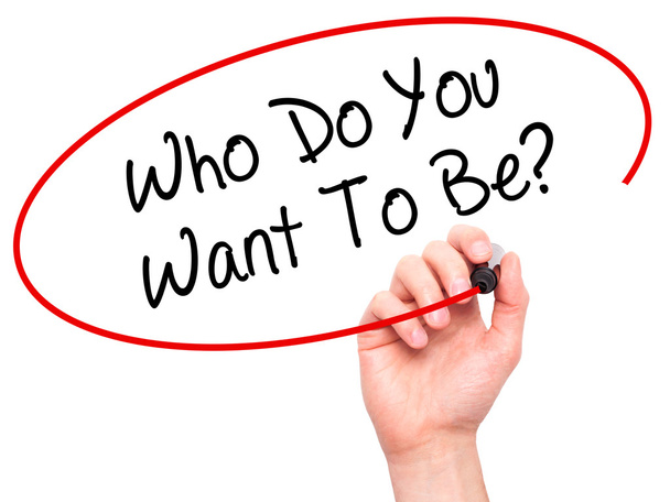 Мужская рука пишет "Кем ты хочешь быть?" с черным маркером на висе
 - Фото, изображение