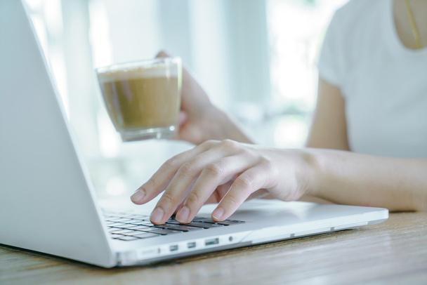 woman typing on laptop - Zdjęcie, obraz
