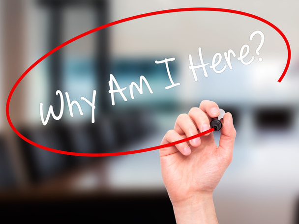 Мужская рука пишет "Почему я здесь?" с черным маркером на визуальном отпечатке
 - Фото, изображение