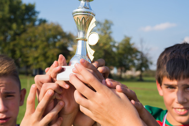 Pokal bei Fußballkindern - Foto, Bild
