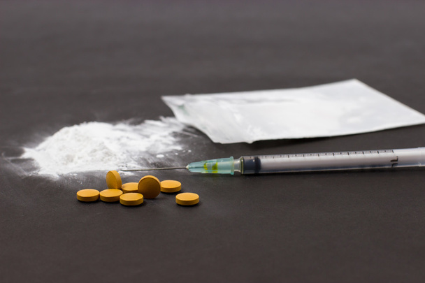 шприц і наркотик, зосереджені таблетки
 - Фото, зображення