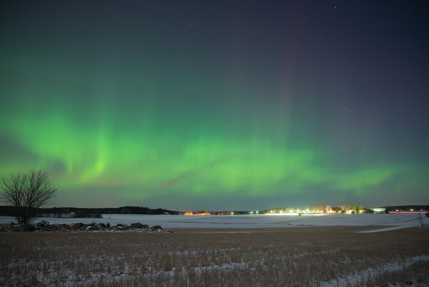 Luces boreales sobre paisaje rural
 - Foto, Imagen