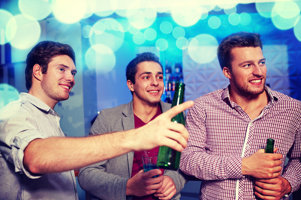 group of male friends with beer in nightclub - Zdjęcie, obraz