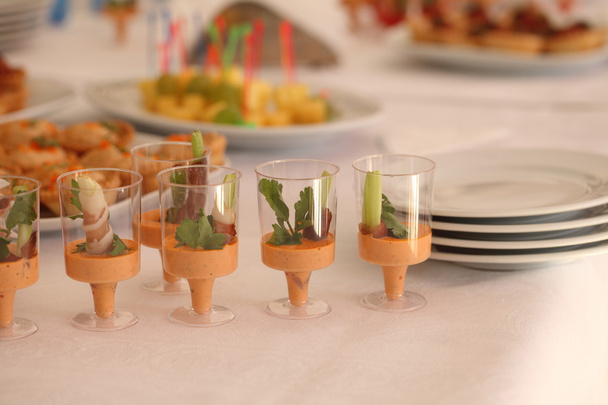 λαχανικών ορεκτικά σε ένα υπαίθριο τραπέζι εορταστικής γαμήλια - Φωτογραφία, εικόνα