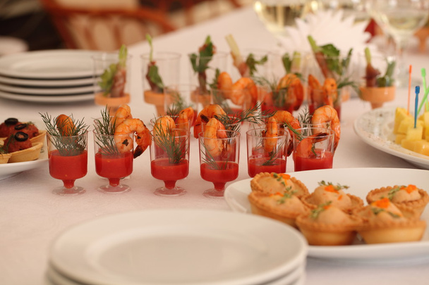 canapés de légumes sur une table de mariage festive en plein air
 - Photo, image