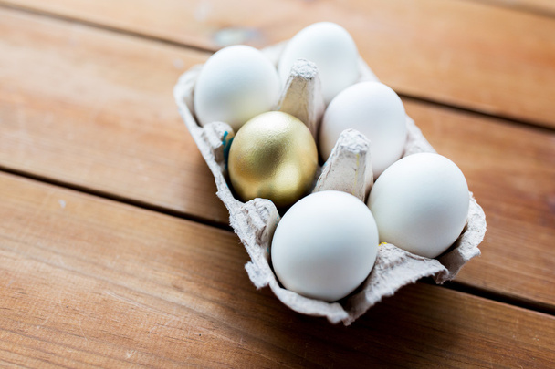 close up of white and gold eggs in egg box - Fotografie, Obrázek