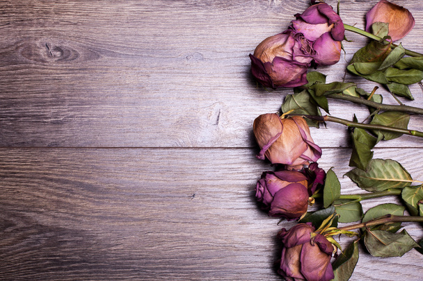 Rosas mortas no fundo de madeira vintage
 - Foto, Imagem