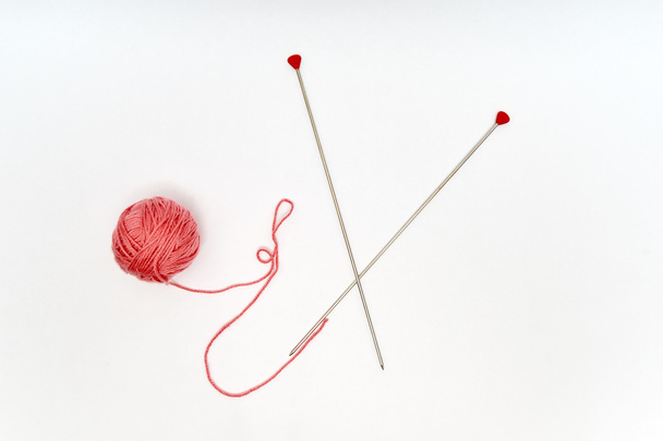 Bola de fios com agulhas de tricô
  - Foto, Imagem