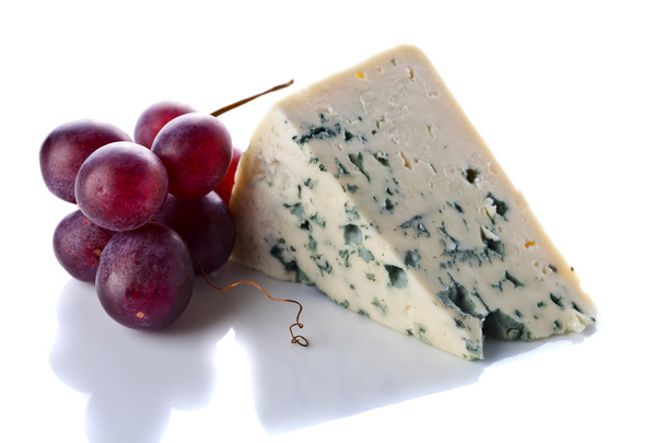  Gorgonzola and grape isolated on  white  - Photo, Image