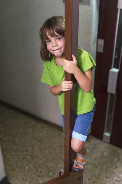 Непослушная девочка играет на лестнице
 - Фото, изображение