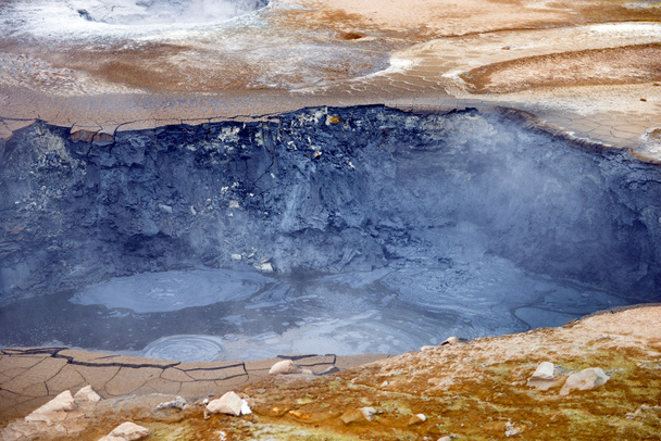 geothermales Gebiet hverir, isländisches vulkanisches Namafjall-Gelände in Island - Foto, Bild