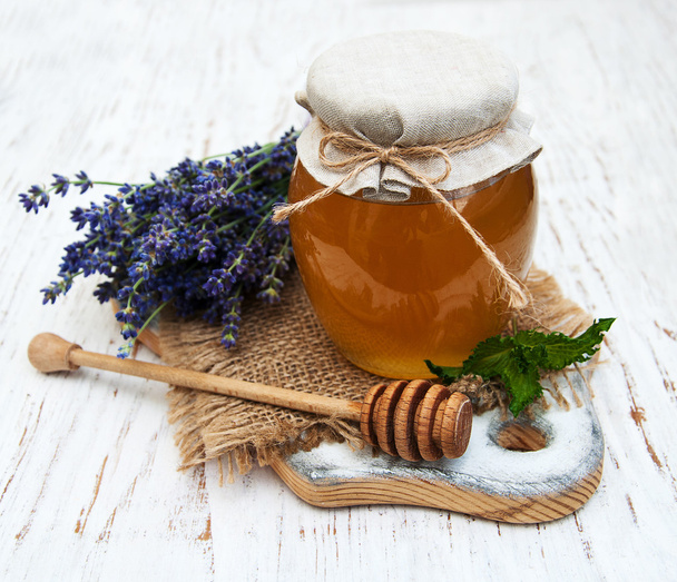 honing en lavendel bloemen - Foto, afbeelding